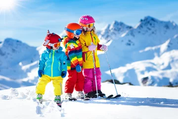 Papier Peint photo Sports dhiver Plaisirs d& 39 hiver au ski et à la neige pour les enfants. Enfants skiant.