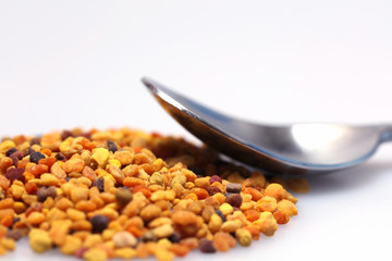 Blütenpollen Propolis mit einem Löffel