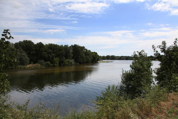 Fototapeta na wymiar Le calme paisible du canal de la Loire.