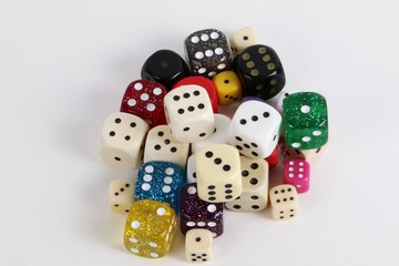 viele bunte Würfel auf einem Haufen