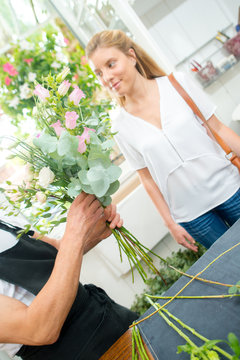Client buying a bunch of flowers