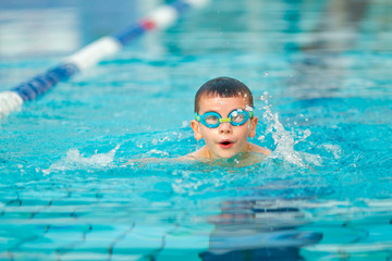 Obraz premium Boy swimming Freestyle