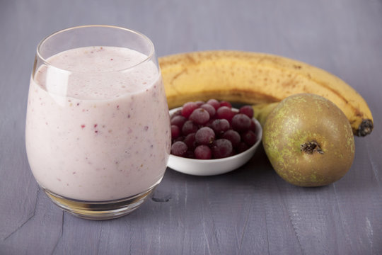  Smoothies of cranberries, pears, banana