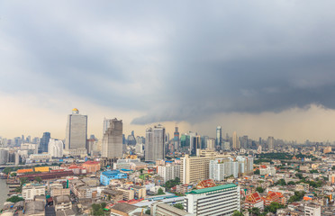 Aufnahme der Skyline von Bangkok aus erhöhter Perspektive mit aufziehendem Gewitter fotografiert...