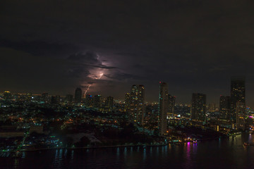 Fototapeta na wymiar Aufnahme der Skyline von Bangkok bei Nacht aus erhöhter Perspektive während eines gewitters mit Blitzeinschlag fotografiert in Thailand im Oktober 2014