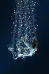 Foto auf Acrylglas Frauen Frau schwimmt unter Wasser. Schrecklicher Traum