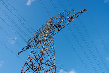 Strommast in Mainz vor blauem Himmel