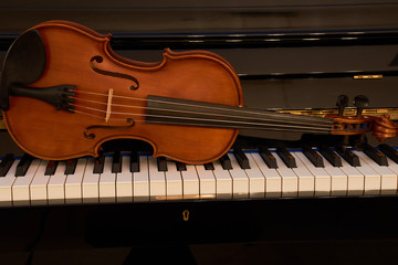 Violine auf dem Piano liegend