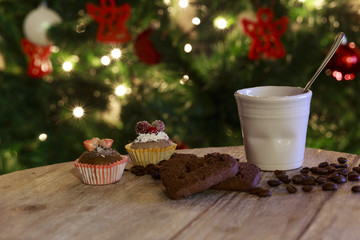 Caffè e biscotti con sfondo Natalizio