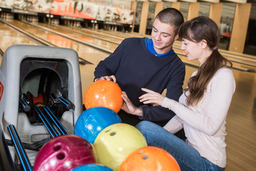 picture showing group of friends playing bowling