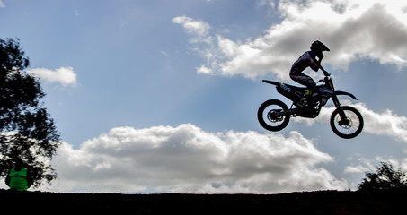 Fototapeta na wymiar Salto con Moto da Motocross