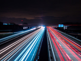 Nachtverkehr auf Autobahn