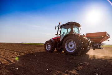 Obraz premium Rolnik nawożący grunty orne azotem, fosforem, nawozem potasowym