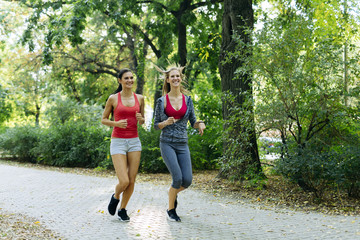 Obraz premium Two young women jogging
