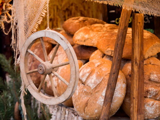 Stoisko z tradycyjnym chlebem na targach zdrowej żywności