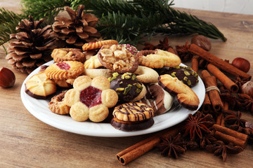 Obraz na płótnie Canvas Plate with tasty fresh Christmas cookies on table