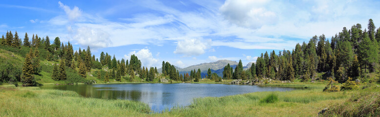 Fototapeta na wymiar Panorama lago di montagna