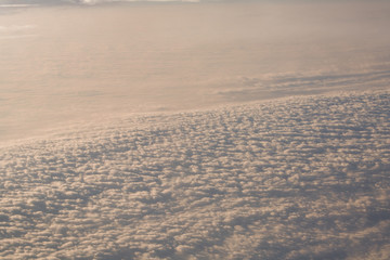 Blauer Himmel und Wolken vom Flugzeug aus betrachtetq