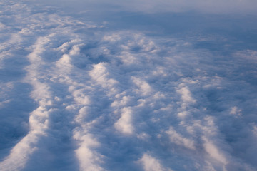 Obraz na płótnie Canvas Blauer Himmel und Wolken vom Flugzeug aus betrachtetq