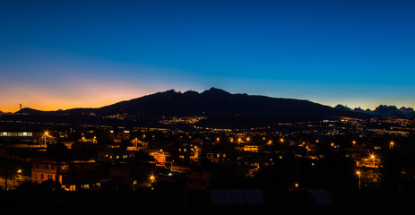 Fototapeta premium Puesta de sol, volcán Pichincha