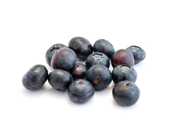 Blaubeeren Heidelbeeren isoliert freigestellt auf weißen Hintergrund , Freisteller