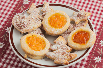 Biscotti di Natale, tradizionali dolci natalizi di pastafrolla con marmellata e zucchero.