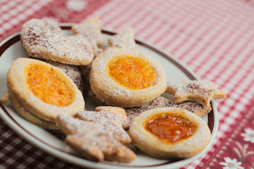 Biscotti di Natale, tradizionali dolci natalizi di pastafrolla con marmellata e zucchero.