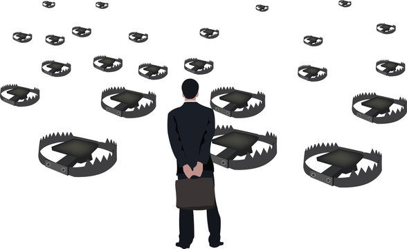 uomo di spalle guarda le trappole disseminate