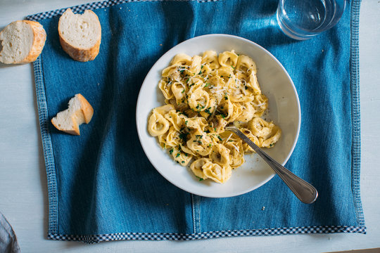 Tortellini with olive oil and pepper
