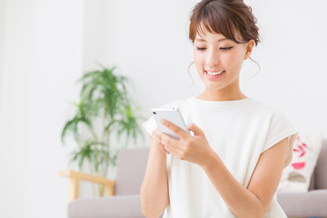 スマホを見る女性