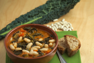 Zuppa di cavolo nero e fagioli cannellini, piatto tradizionale della cucina italiana
