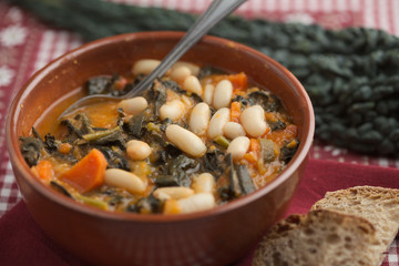 Zuppa di cavolo nero e fagioli cannellini, piatto tradizionale della cucina italiana 