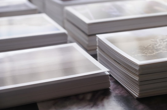 積み重ねた多数の写真プリント