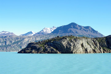 Fototapeta na wymiar Eau turquoise bordant un îlot