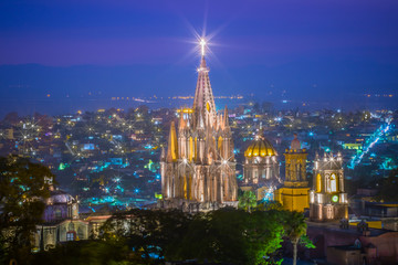 Obraz premium Mexico - Parroquia de San Miguel Arcangel at Night