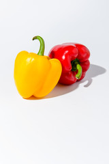 Nahaufnahme einer roten und gelben Paprikaschote, Freisteller