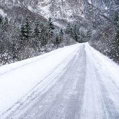 Strada scivolosa per la neve