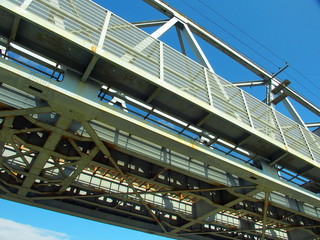 頭上の鉄橋