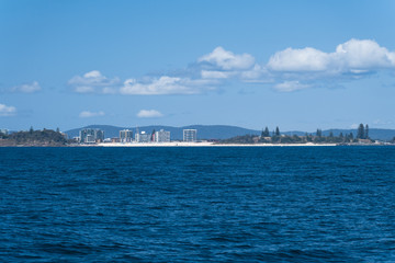 Touristen-Hotelburgen am Sandstrand einer Urlaubsinsel