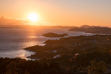 岡山県瀬戸内市牛窓町前島からの夕日の風景