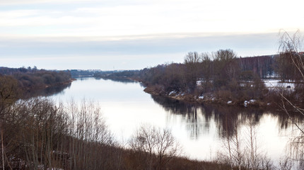 Река на фоне парка и города © Vera Aksionava