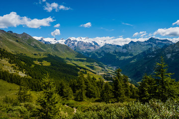 Fototapeta premium Gorgeous mountainscape scenery in North Italy