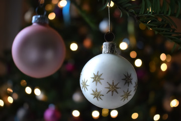 Fototapeta premium Merry christmas tree decoration gold star and pink ball with blurry bokeh light background