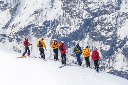 eine Gruppe Skifahrer orientiert sich im Gelände