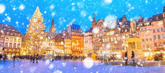 Christmas market under the snow in Strasbourg, France - obrazy, fototapety, plakaty