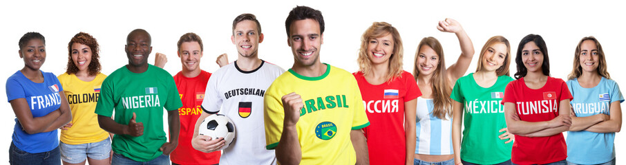 Brasilianischer Fussball Fan mit Gruppe internationaler Fans