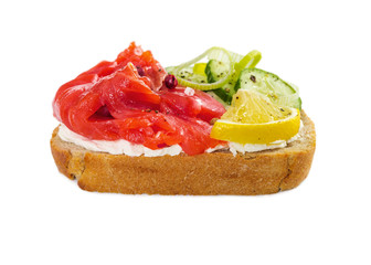 Bruschetta with salmon, fresh cucumber, onion and lemon
