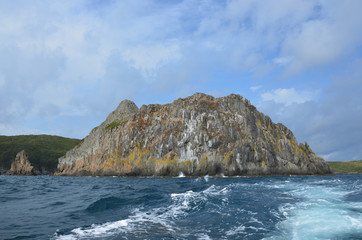 Fototapeta na wymiar Приморский край, острова архипелага Римского Корсакова в Японском море в облачную погоду