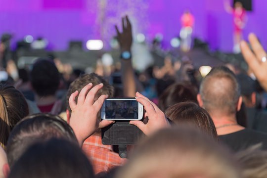 Livestream mit dem Handy auf einem Festival online stellen