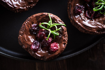 Cranberry Rosmarin Muffin auf Gusseisen mit Schokolade